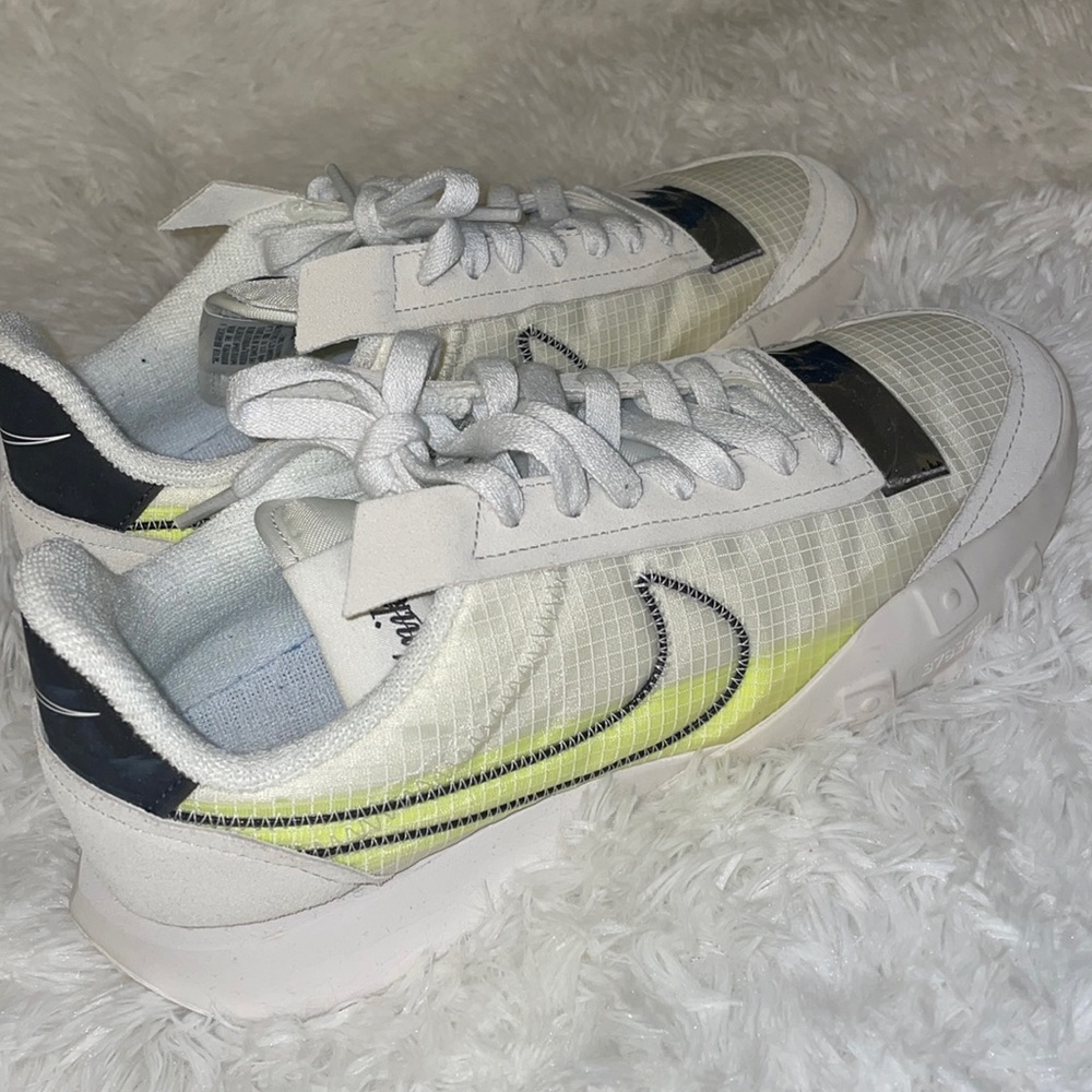 Women Nike size 9’